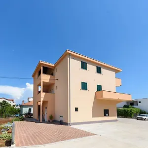 apartments-robi.hotels-in-trogir.com/